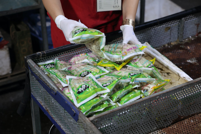 Những mặt hàng đầu tiên bắt đầu được bày bán ở chợ.