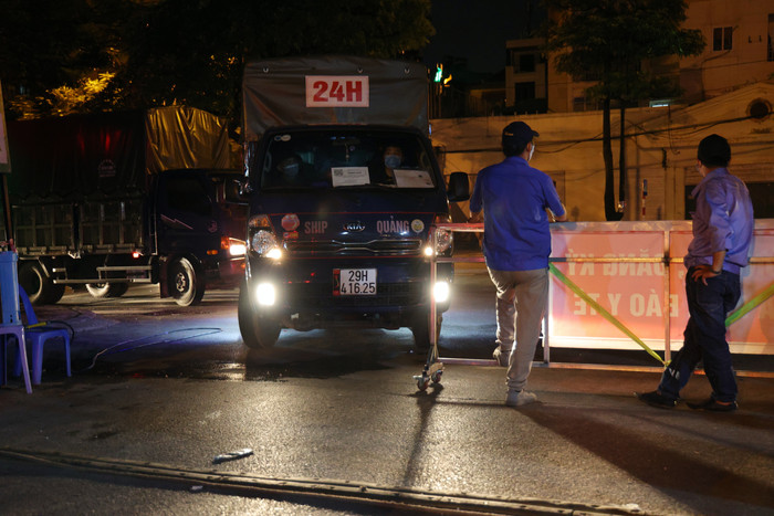 Các phương tiện xếp hàng dài để chờ vào chợ.