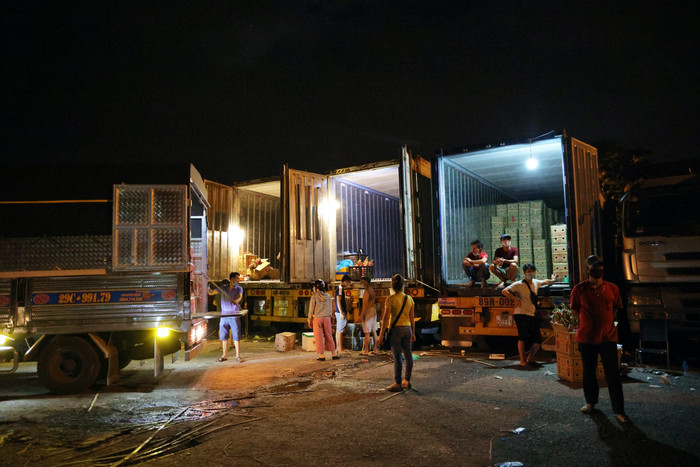 Người dân tất bật kinh doanh trở lại.