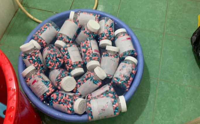 TP.HCM: Triệt phá đường dây sản xuất thuốc hỗ trợ điều trị COVID-19 giả ở… nhà vệ sinh Ảnh 2