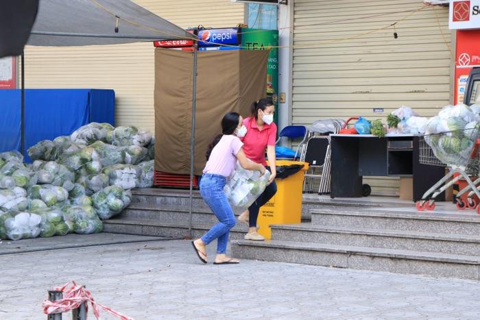 Cách ly 14 ngày chung cư HH4C Linh Đàm, tiếp tế nhiều tấn thực phẩm tận nhà cho cư dân Ảnh 6