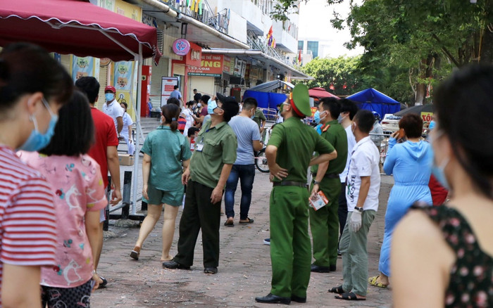 Người dân bàng hoàng khi gạch men rơi từ chung cư HH Linh Đàm xuống trong lúc đang xét nghiệm Covid-19 Ảnh 2