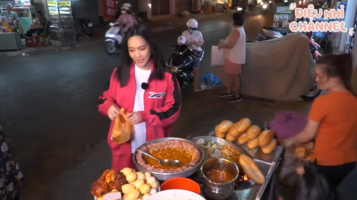 Và cả bánh mì thịt xíu mại chả trứng.