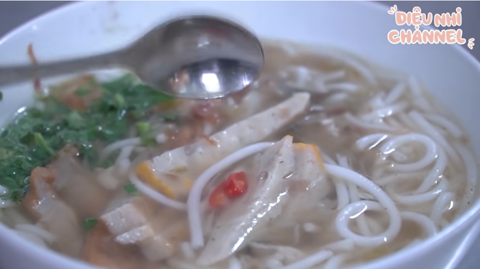 Nếu ăn bánh căn rồi thì không thể bỏ qua món bánh canh chả cá.