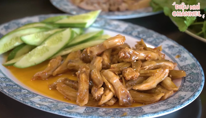 Đây là món lưỡi vịt xào thơm ngon được giới thiệu là 'đặc sản' của quán.