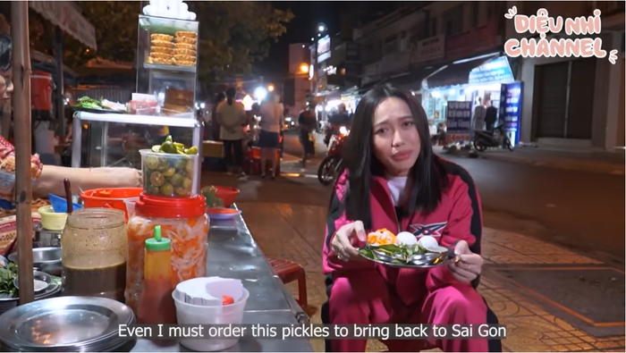 Tiếp đến là món hột vịt lộn với đồ chua ăn kèm.