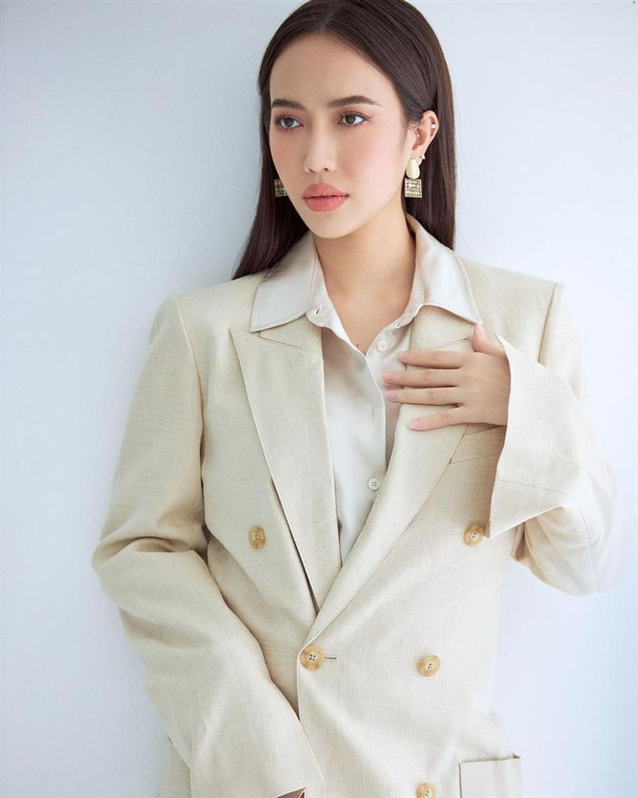 Dù diện vest oversize nhưng có thể thấy, phần nút cài ngay bụng chật cứng, chứng tỏ vòng eo lùm lùm... 