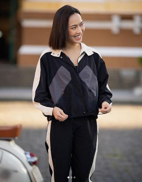 Áo khoác thể thao form rộng cũng là cách giấu nhẹm đường cong rất hay. 