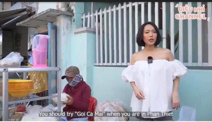 Những kiểu áo xoè rộng thường xuyên được cô nàng chưng diện. 