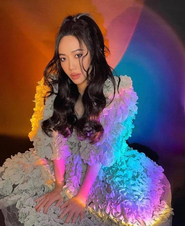 Trong bộ ảnh cận sinh nhật, cô nàng ưu ái những chiếc váy xoè rộng, che kín phần bụng. 