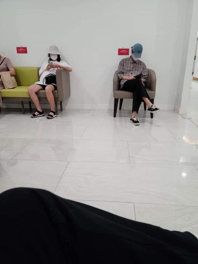 Bức ảnh đang được cho là Anh Tú đưa cô đi khám thai với phong cách ăn diện tương tự, nhanh chóng lan truyền trên mạng xã hội.