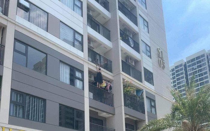 Trong lúc uống bia, vợ giận chồng liền trèo ra ban công, treo lơ lửng ở chung cư cao tầng Ảnh 2