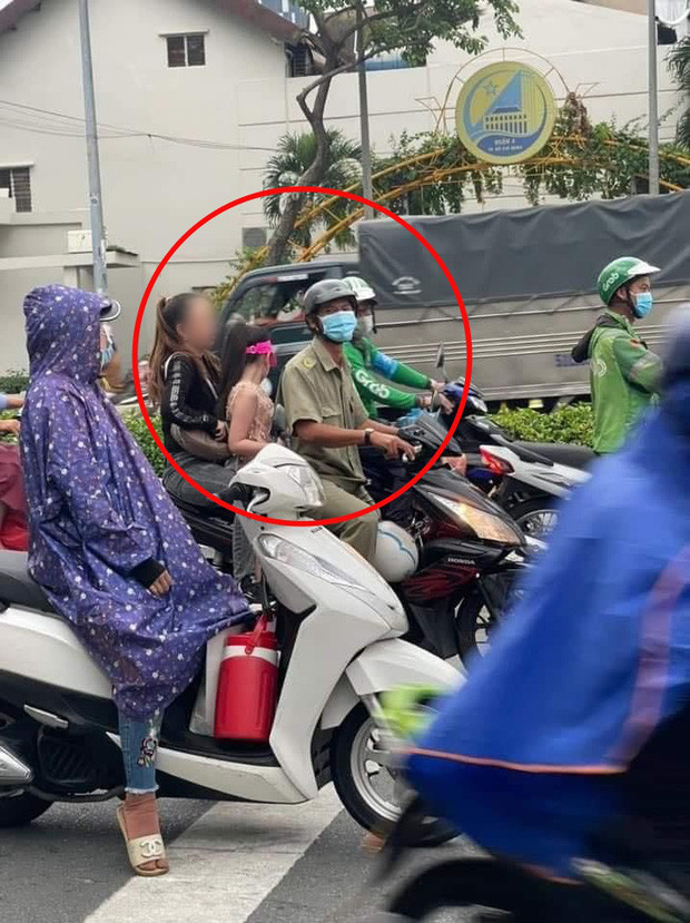 Bức ảnh được cho là lực lượng chức năng đưa mẹ con chị N. về trụ sở xử lý