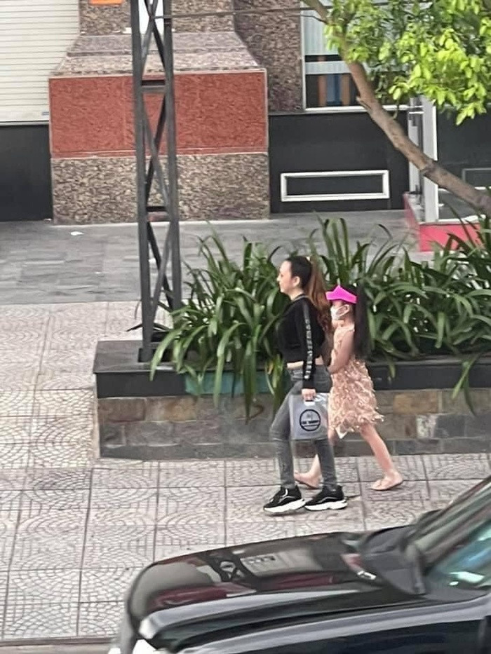 Người phụ nữ được cho là chị N. vô tư đi ngoài đường