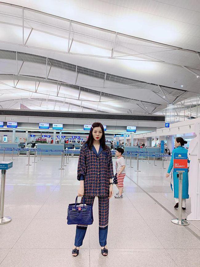 Đầu tư cả set piyama đắt tiền, tay xách Hermes mà Lệ Quyên cũng bị dân tình la ó... 