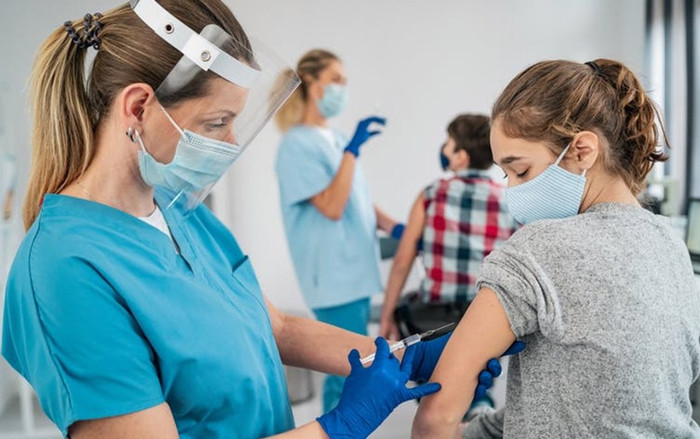 Dân Mỹ đổ xô đi tiêm vaccine khi số ca Covid-19 nhập viện lại tiếp tục tăng cao Ảnh 2