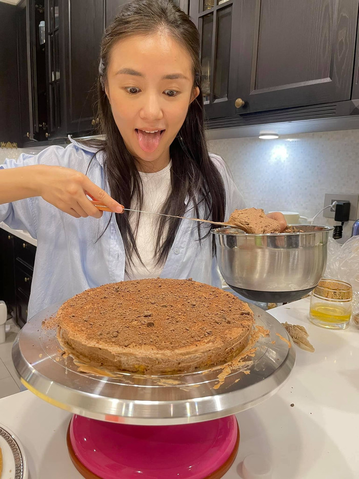 Salim tự mình tìm hiểu, hoàn thành chiếc bánh đặc biệt này. 