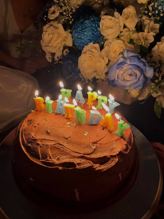 Chiếc bánh kem đơn giản do người đẹp thực hiện. 