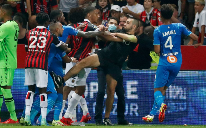 Bạo loạn tại Ligue 1: Cổ động viên tràn xuống sân đánh nhau với cầu thủ Ảnh 2