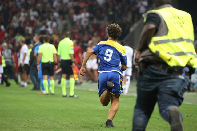 Bạo loạn tại Ligue 1: Cổ động viên tràn xuống sân đánh nhau với cầu thủ Ảnh 12