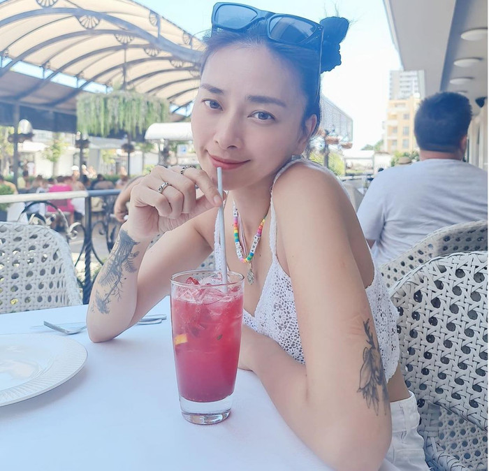 Dây chuyền kết hạt nhỏ nhắn này rất dễ dàng phối với các loạt trang phục khác nhau 