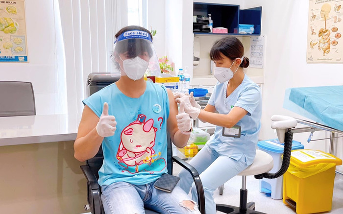 Nathan Lee lên đồ cute vẫn chuẩn quy tắc chống dịch khi đi tiêm vaccine covid-19 Ảnh 2