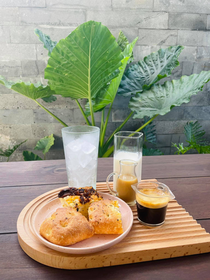 Buổi sáng với bánh mì Focaccia thơm ngon đi kèm với cà phê sữa thơn nức nở 