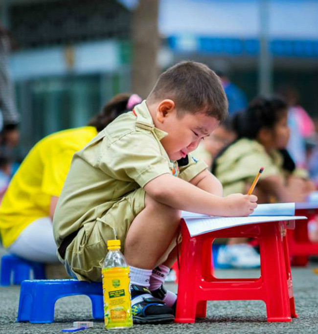 Cậu bé vừa làm bài vừa mếu máo khóc nhè