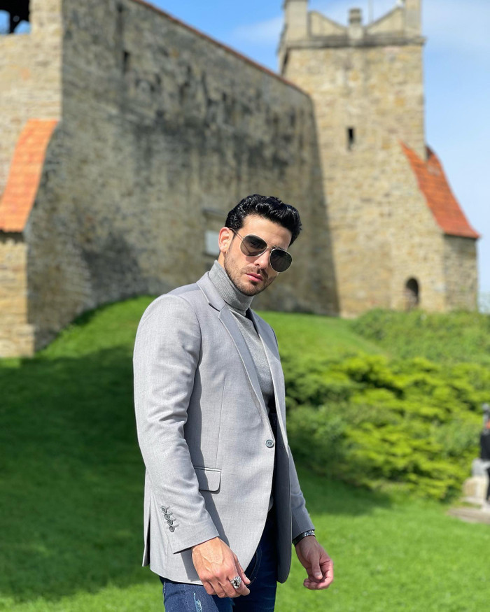 Ngoài đời thường tân Nam vương theo đuổi phong cách thời trang lịch lãm không kém phần nam tính.