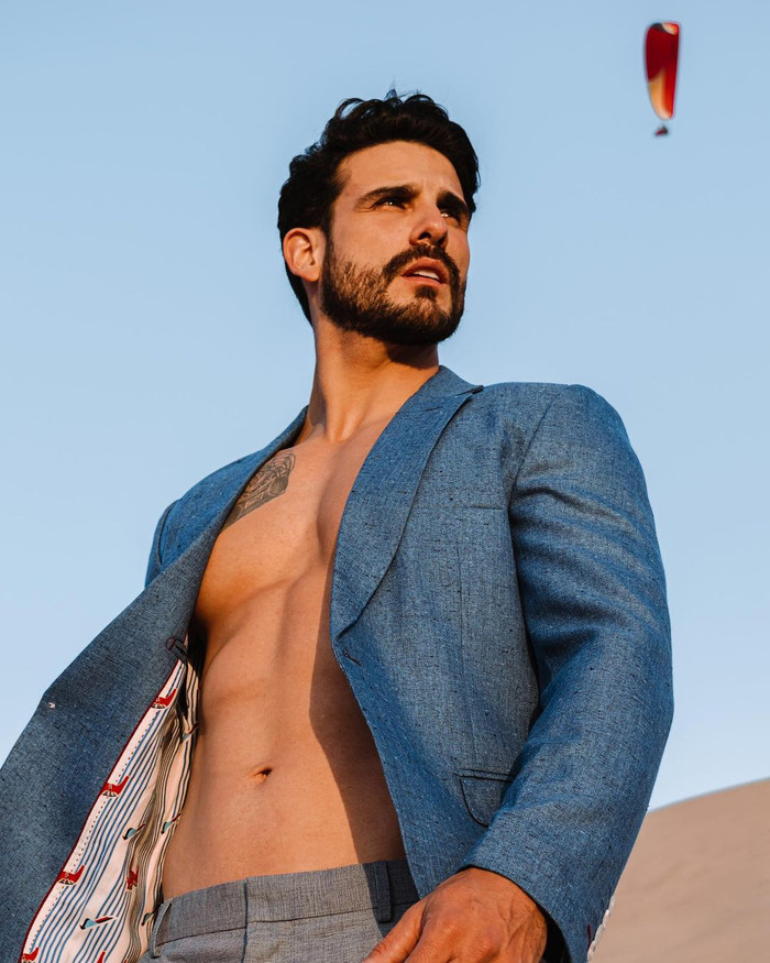 Trong những bộ ảnh thời trang, Varo Vargas thường khiến dân tình bỏng mắt khi khoe cơ bụng 6 múi, body rắn rỏi của mình.