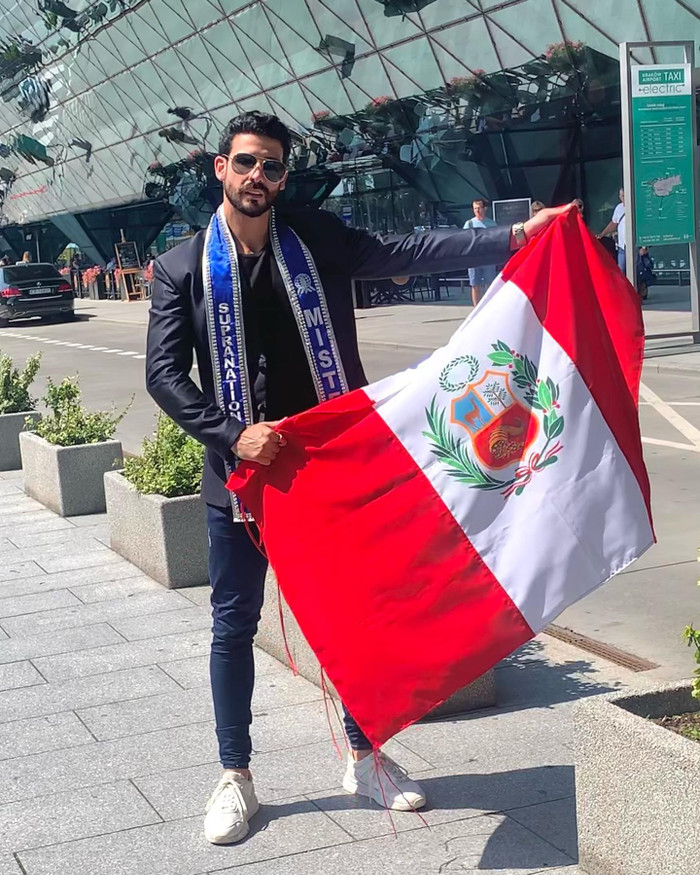 Varo Vargas sinh ra và lớn lên tại Lima, Peru. Anh cao 1,85 m, hiện làm ca sĩ kiêm người mẫu tại quê nhà.