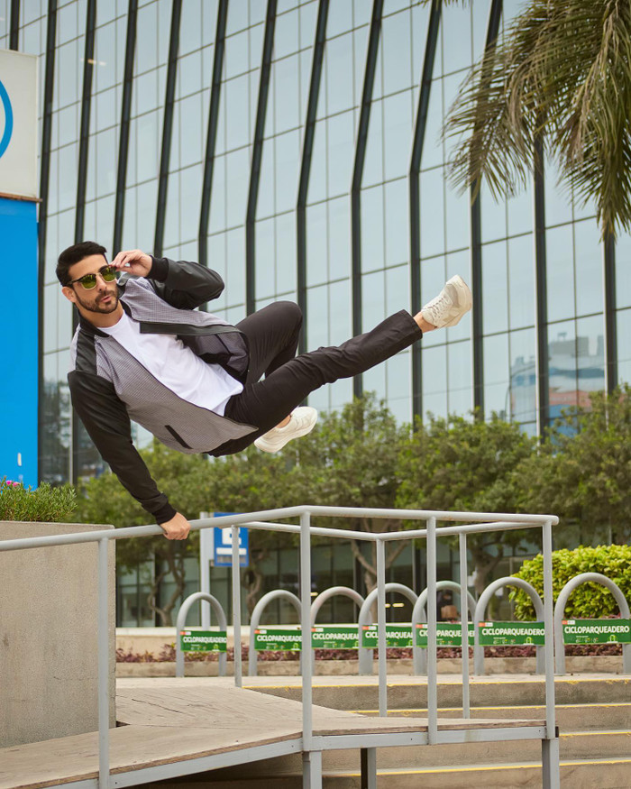 Được biết, anh bắt đầu sự nghiệp người mẫu từ năm 2013 và thường xuất hiện trên nhiều tạp chí, sàn catwalk ở Peru.