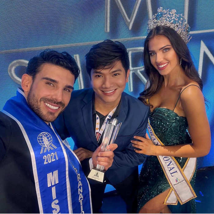 Anh chụp hình cùng BTC cuộc thi và tân Hoa hậu Siêu quốc gia 2021 - Chanique Rabe.