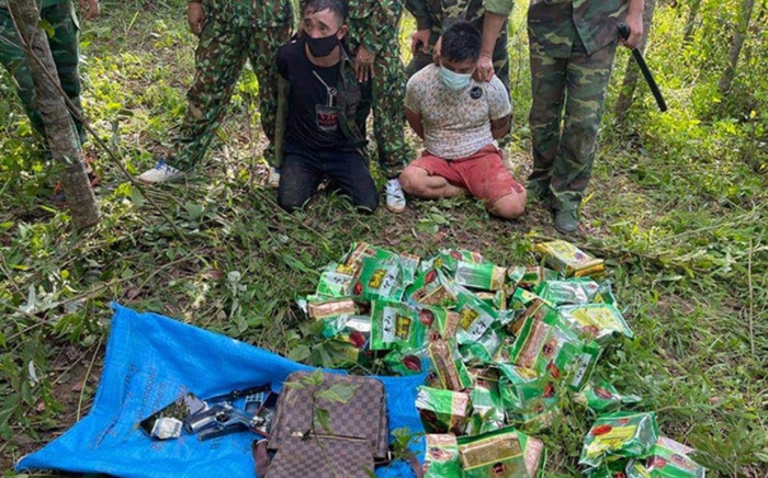 Lái xe Fortuner chở gần nửa tạ 'đá' xuyên quốc gia, thủ sẵn súng đã lên nòng Ảnh 2