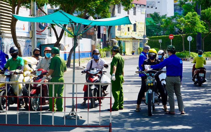 TP.HCM: Nhiều trường hợp bị xử phạt trong ngày đầu tiên siết chặt giãn cách theo chỉ thị 16 Ảnh 2