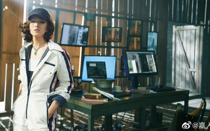 'Chị đại' Củng Lợi tái xuất thần thái ngời ngời trên bìa tạp chí số Kim Cửu Ảnh 2