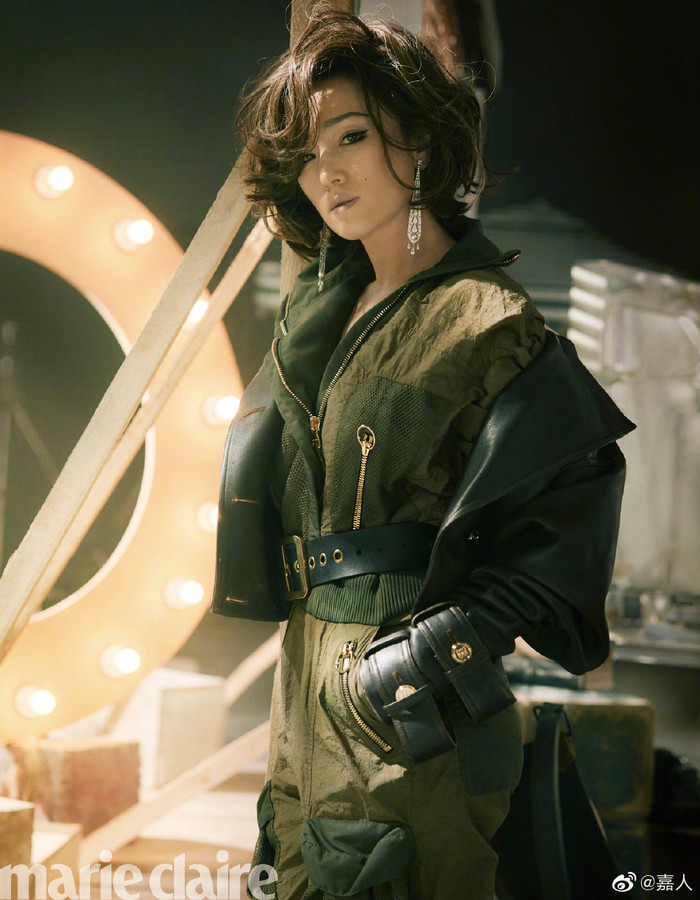 Gương mặt đẹp sắc sảo của Củng Lợi khiến ai nhìn vào cũng đều u mê