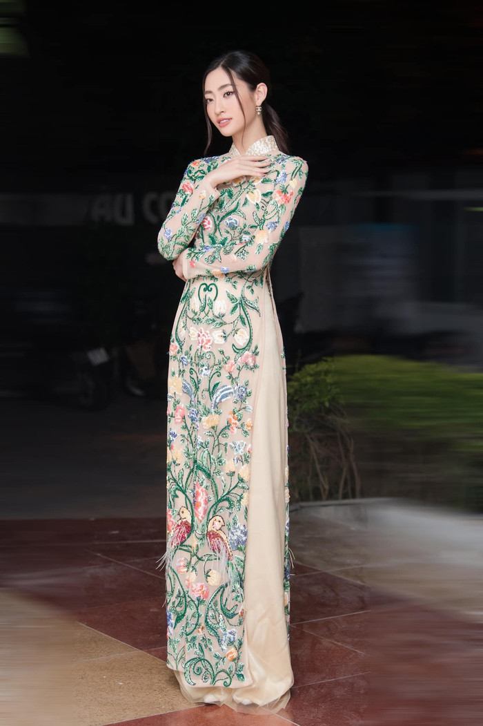 Trong những tấm ảnh mặc áo dài mới đây, Lương Thùy Linh khiến nhiều người ghen tỵ với vòng eo bé xíu, đường cong nuột nà. 