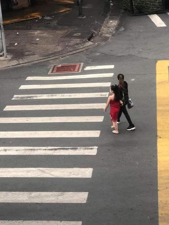 Hình ảnh người dân chụp được khoảnh khắc 'chị đại quận 4' không đeo khẩu trang cùng con gái ra đường