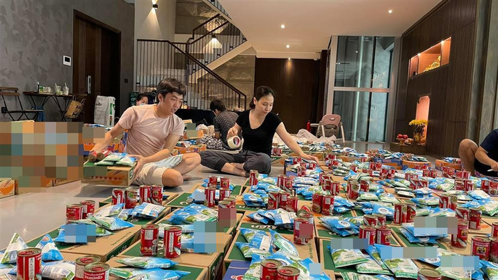 Cường Đô La và Đàm Thu Trang tự tay sắp xếp từng phần quà