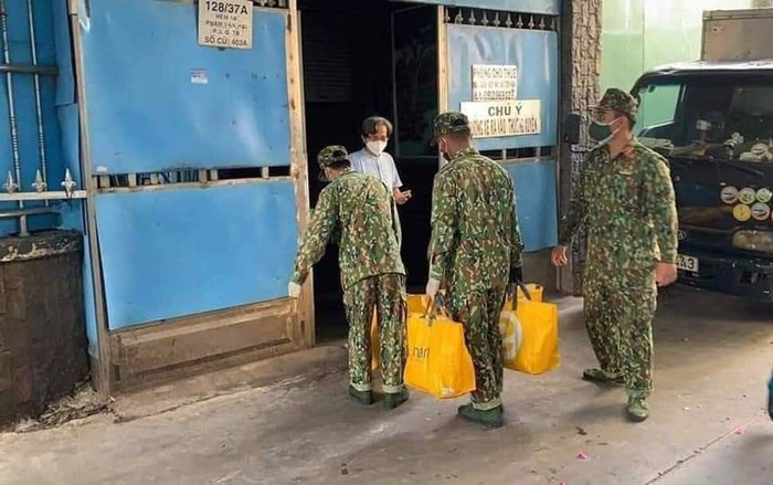 TP.HCM: Người dân xúc động khi nhận được lương thực, rau xanh từ lực lượng quân đội Ảnh 2