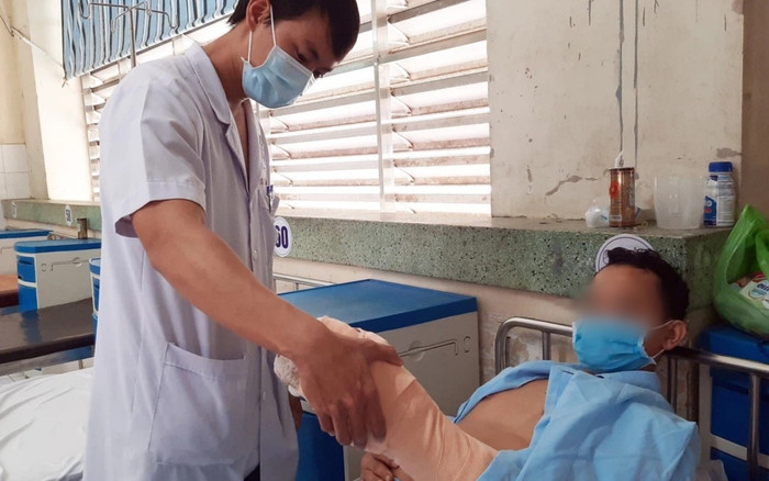 Bàn tay nam bệnh nhân bị đứt lìa vừa được nối thành công Ảnh 2