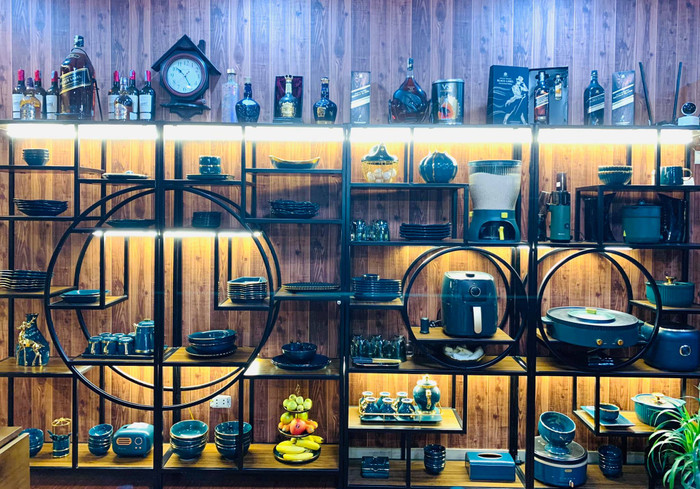 Bà xã Dương Hồng Sơn còn tậu hẳn bộ bát đĩa nồi nấu cùng 1 tông màu xanh.