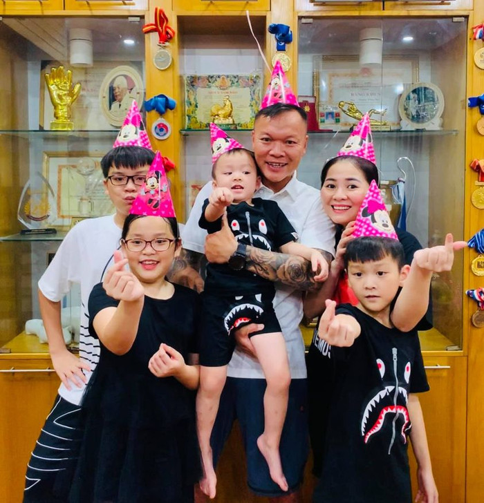 Sau 15 năm kết hôn, Dương Hồng Sơn và bà xã Bùi Bích Huệ đã có với nhau 4 người con.&nbsp;