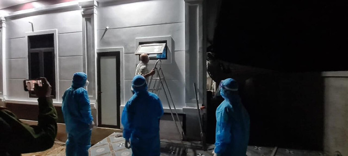 Các lực lượng vận động người phụ nữ đi cách ly