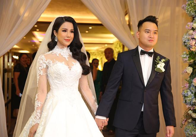 Cả hai từng tổ chức đám cưới vô cùng sang trọng, tiền hoa cưới đã trên 1 tỷ đồng. 