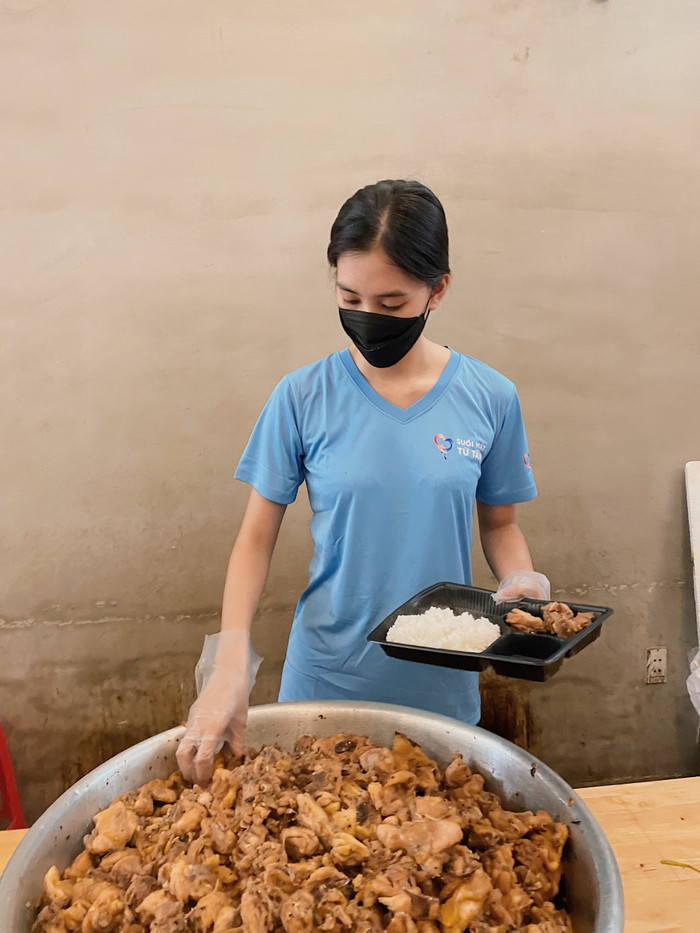 Hoa hậu Tiểu Vy làm cơm gà chiên cho tuyến đầu chống dịch, tự hào đây là sinh nhật ý nghĩa nhất của mình! Ảnh 5