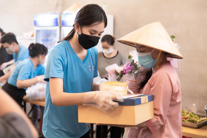 Hoa hậu Tiểu Vy làm cơm gà chiên cho tuyến đầu chống dịch, tự hào đây là sinh nhật ý nghĩa nhất của mình! Ảnh 9