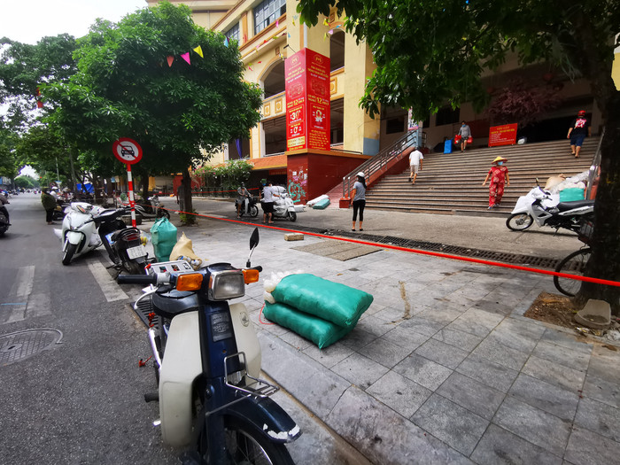 Các tiêu thương tất bật dọn hàng khỏi chợ.