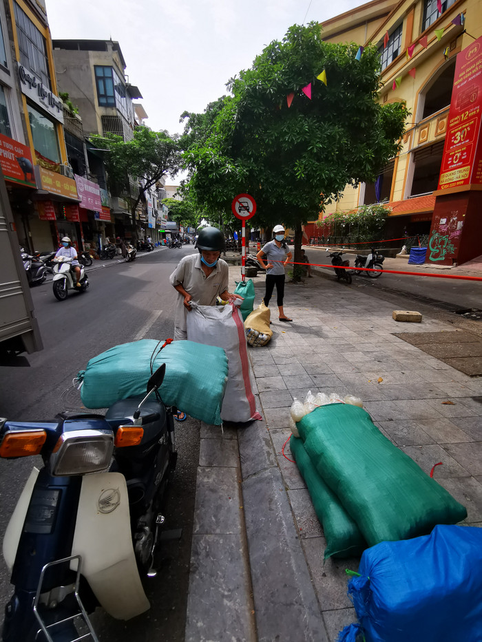 Hà Nội tạm đóng cửa chợ Hà Đông do F0 từng đến mua hàng, tiểu thương tất bật thu dọn đồ về Ảnh 10